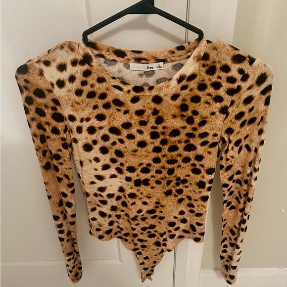 Two Aritzia (Wilfred Free) ladies tops ** brand new surprise will be included - Picture 2 of 7